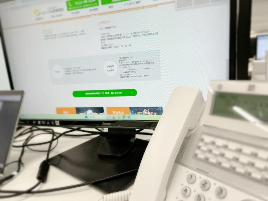 オフィス内のパソコンと電話